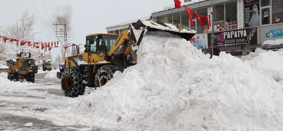 Başkale Belediyesinden Yoğun Kar Mesaisi