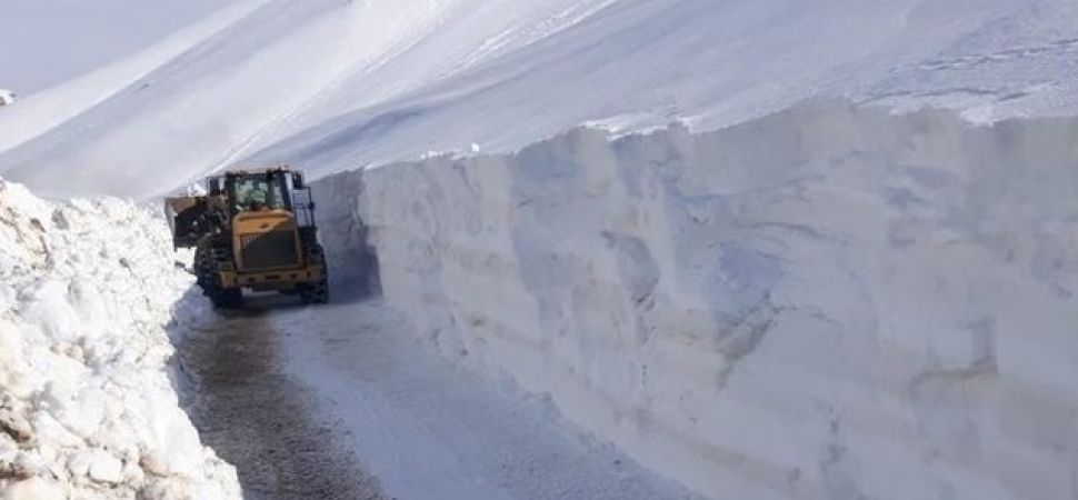 Başkale\'de, çığın kapattığı yolda çalışmalar sürüyor.