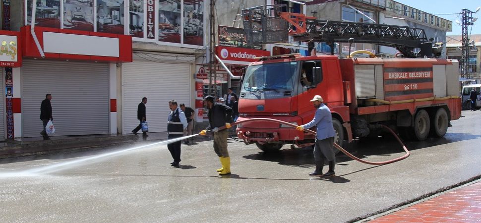 Başkale’de Çarşı Merkezi Yıkandı