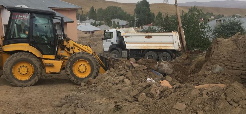 Başkale’de Metruk Bina Yıkımı Sürüyor