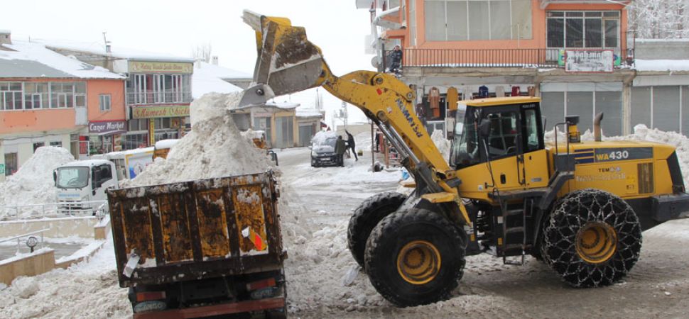 Başkale Belediyesi geceli gündüzlü karla mücadele ediyor