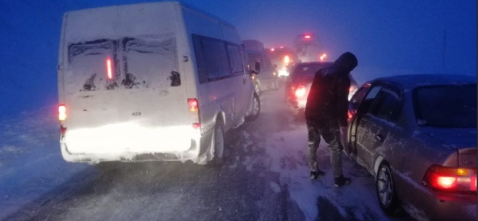 Van Başkale yolu kar ve tipi ulaşımı aksattı