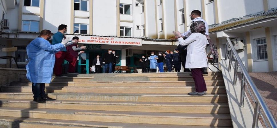 Başkale'de Kovid-19 tedavisi tamamlanan 8 kişi alkışlarla taburcu edildi