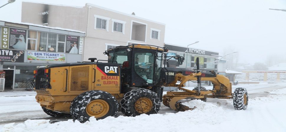 Başkale’de kar yağışı etkili oldu, 22 yerleşim yerinin yolu ulaşıma kapandı