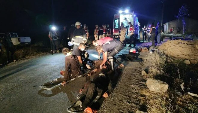Van\'da kaçak mülteci taşıyan minibüs kaza yaptı: 12 kişi öldü