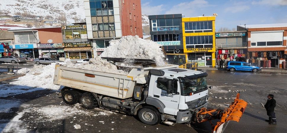 Başkale\'de karlar kamyonlarla ilçe dışına taşınıyor