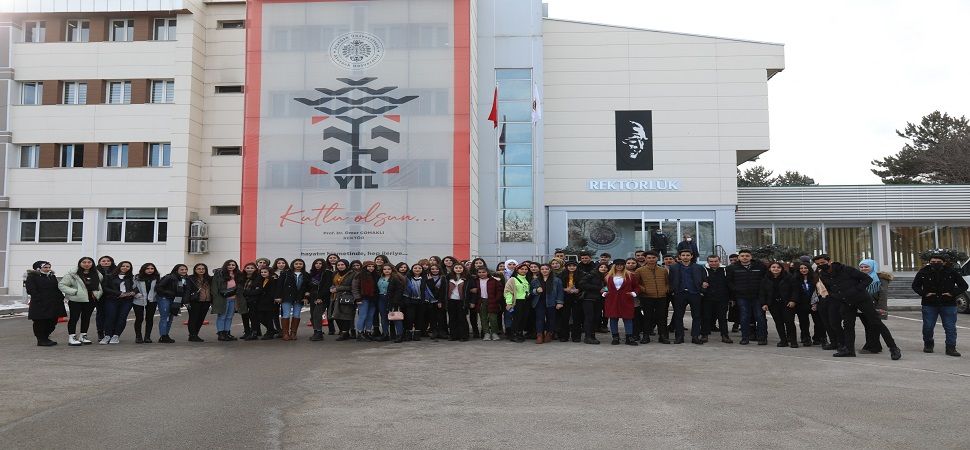 Başkale Belediyesi’nden Erzurum’a öğrencilere üniversite gezisi
