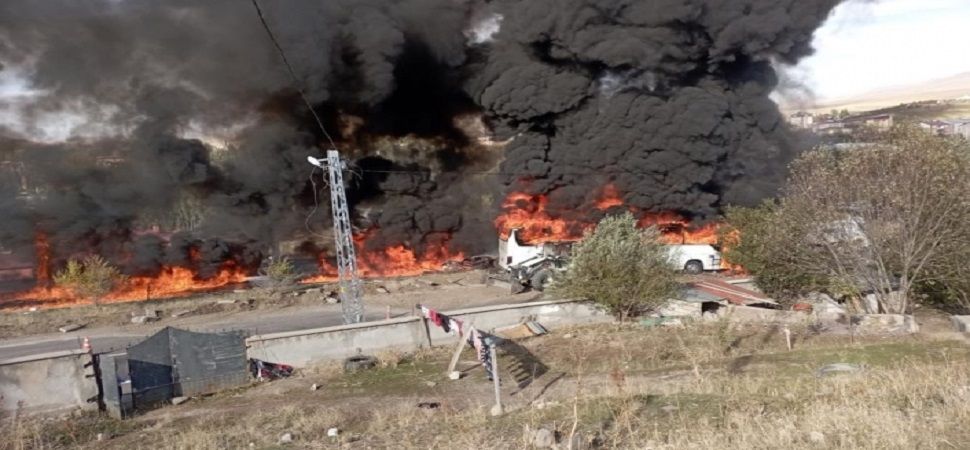 Van otobüsü tankerle çarpıştı; 7 ölü, 11 yaralı