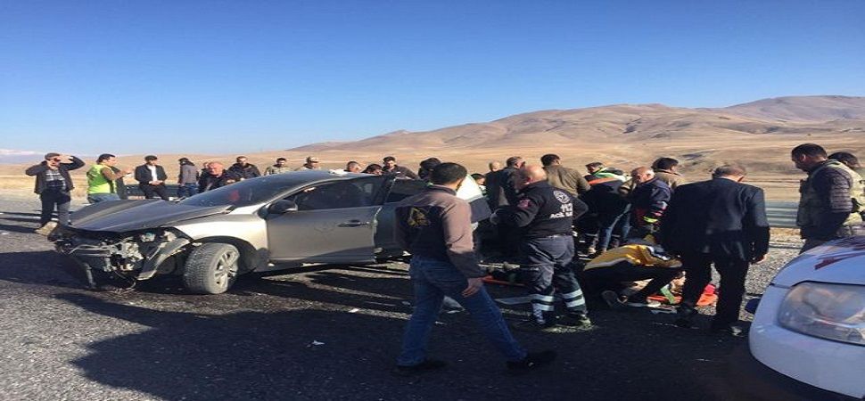 Başkale\'de iki otomobilin çarpıştığı kazada 1 kişi öldü, 6 kişi yaralandı