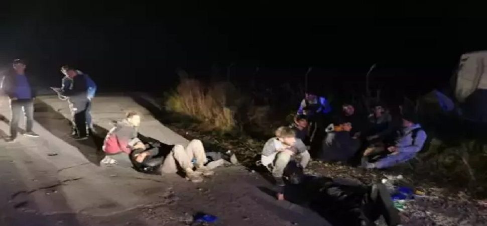 Başkale\'de göçmenleri taşıyan minibüs kaza yaptı 20 yaralı