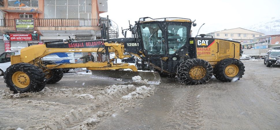Başkale\'de kar yağışı 21 yerleşim yeri ulaşıma kapandı