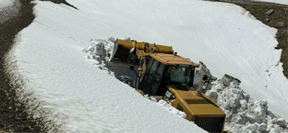 Başkale ilçesinde kar nedeniyle kapalı olan mahallelerin yolu açıldı
