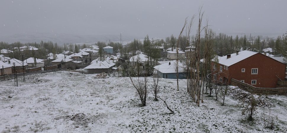 Başkale\'de Mayıs ayında kar Her yer beyaza büründü