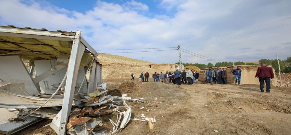 Başkale de Selde sürüklenen konteynerden son anda kurtuldu