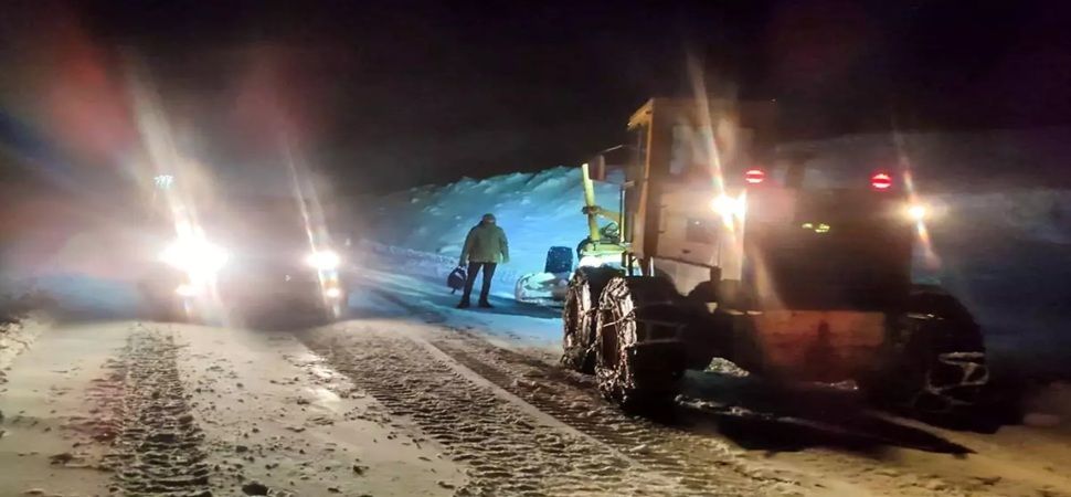 Başkale\'de Kapanan Yol 6 Saatlik Çalışmayla Açıldı