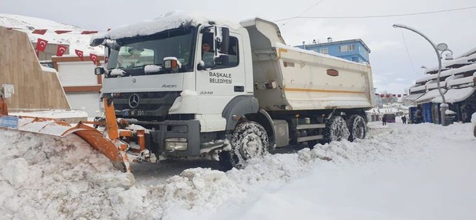 Başkale\'de kar yağışı 88 yerleşim yerinin yolu ulaşıma kapandı