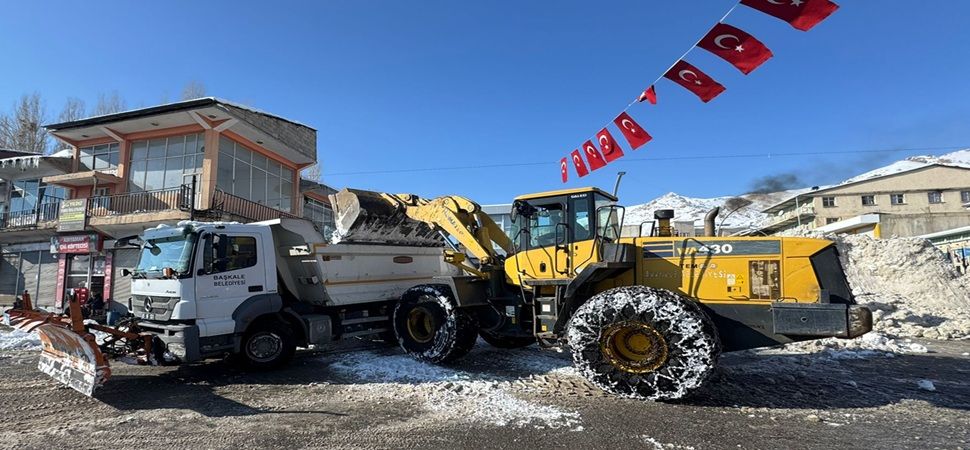 Başkale\'de karlar, kamyonlarla taşınıyor;