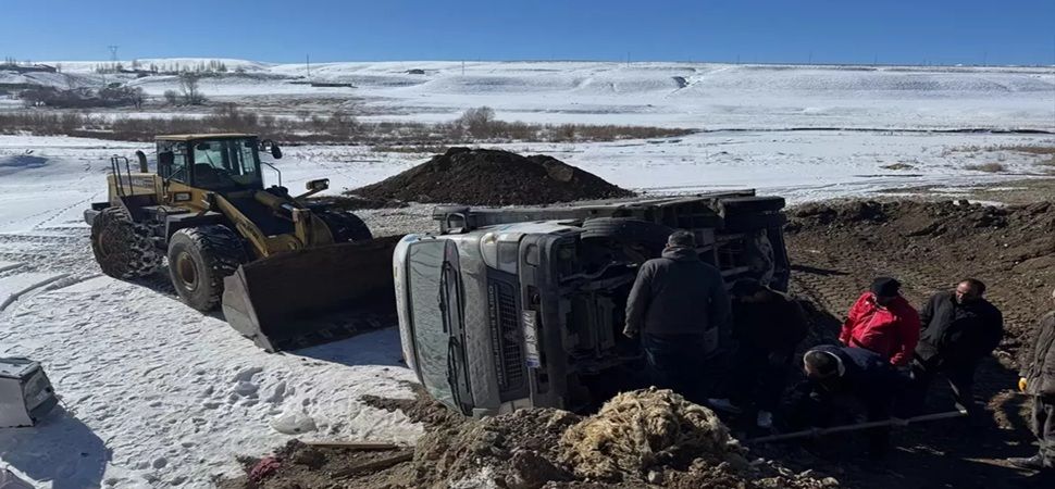 Başkale’de kamyon şarampole yuvarlandı