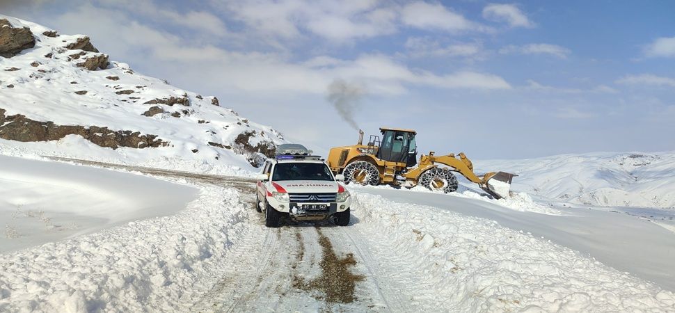 Başkale’de kapalı mahalle yolları açılıyor.