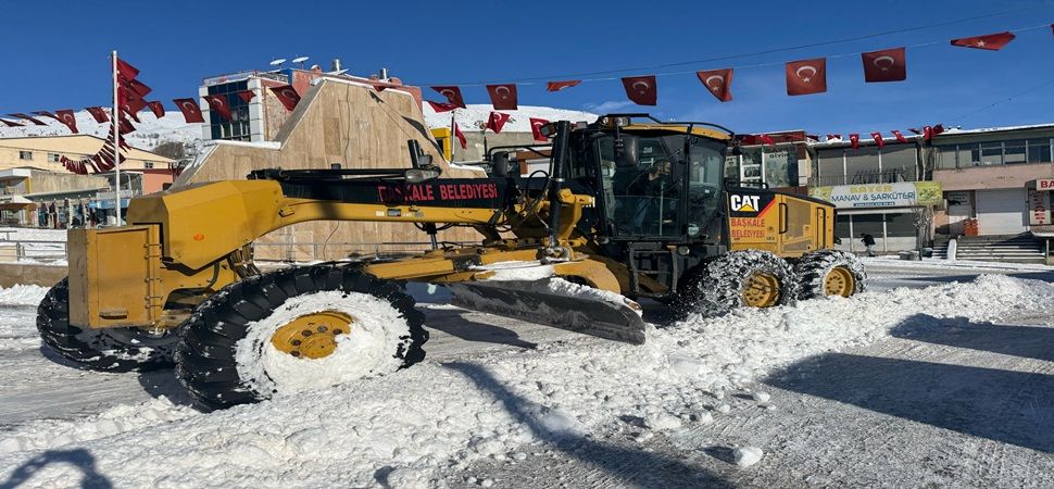 Başkale’de yoğun kar yağışı 50 yerleşim yerinin yolu ulaşıma kapandı