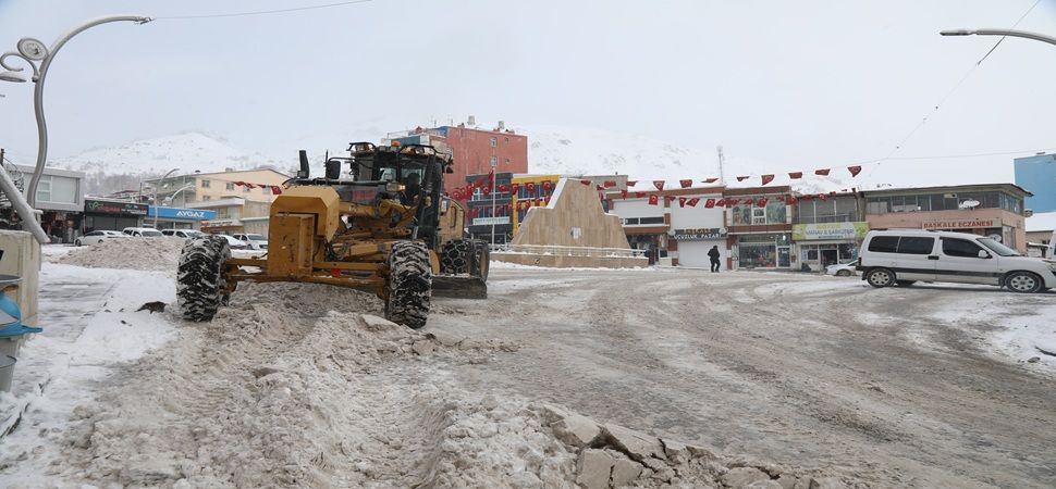 Başkale’de yoğun kar yağışı 52 yerleşim yerinin yolu ulaşıma kapandı