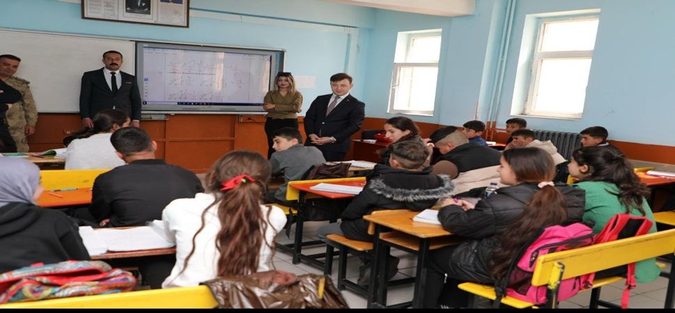 Başkale Kaymakamı Erdoğan, okulları ziyaret etti