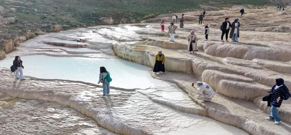 Başkale'deki doğa harikasına ziyaretçi akını...