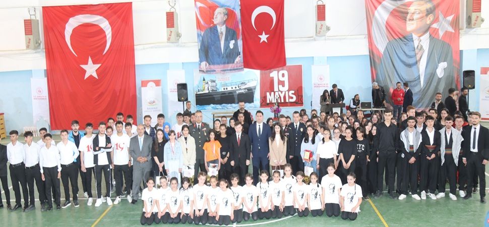 Başkale´de 19 Mayıs Atatürk´ü Anma, Gençlik ve Spor Bayramı Kutlandı.