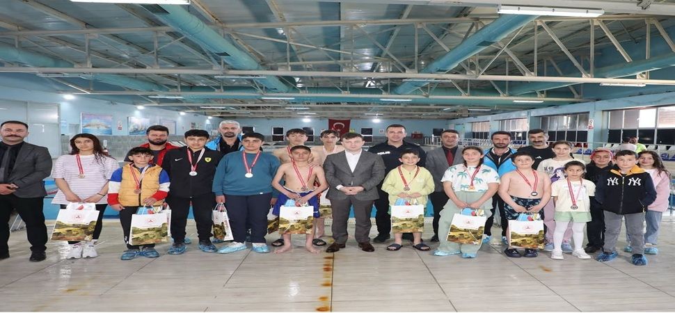 Başkale \'de yüzme yarışmaları ilgi gördü