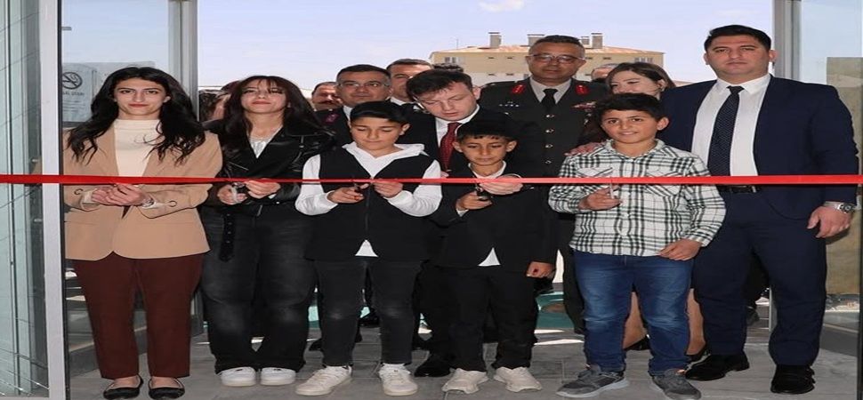 Başkale\'de genç yeteneklerin resim sergisi