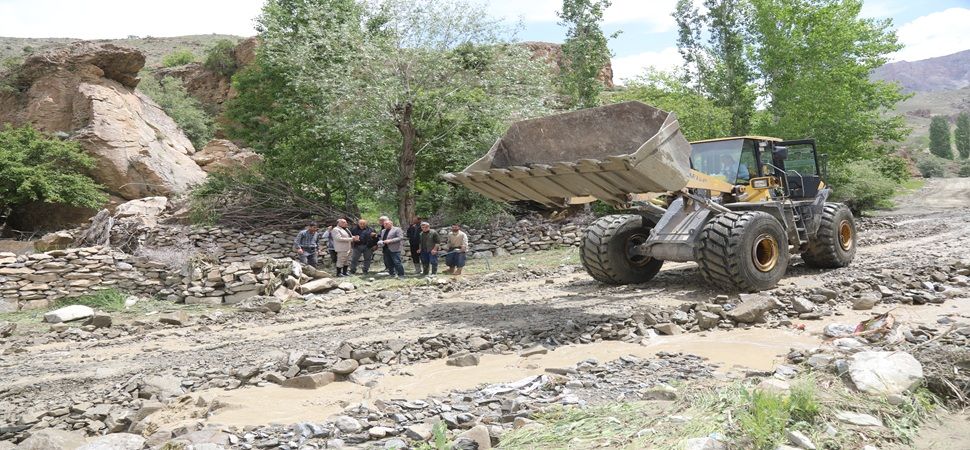 Başkale\'de \"selin bozduğu yollar ulaşıma açıldı