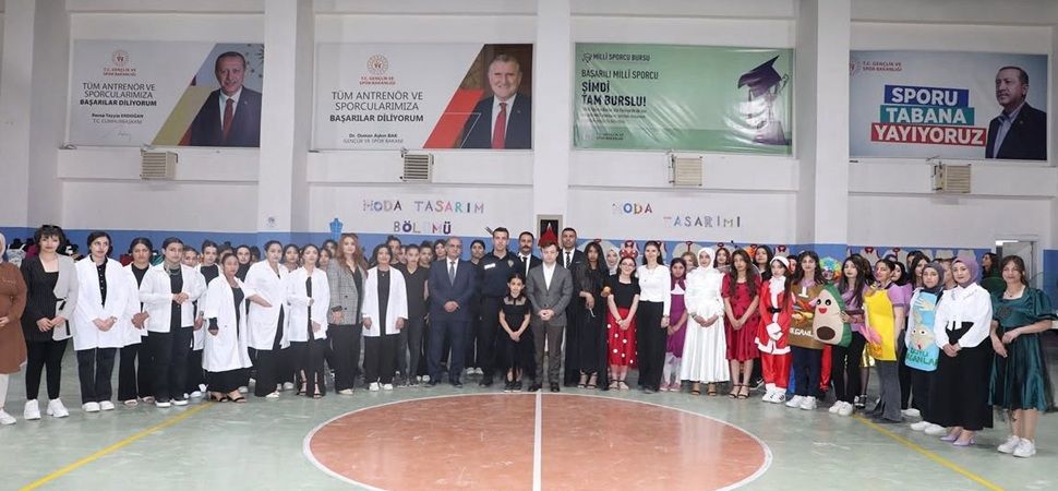 Başkale'de öğrencilerden yılsonu sergisi