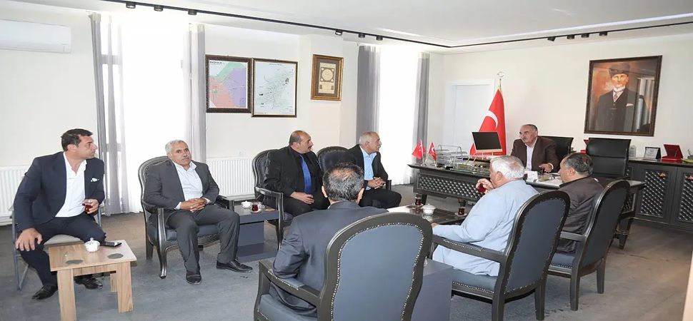 Başkale muhtarları Belediye Eş Başkanları ziyaret etti