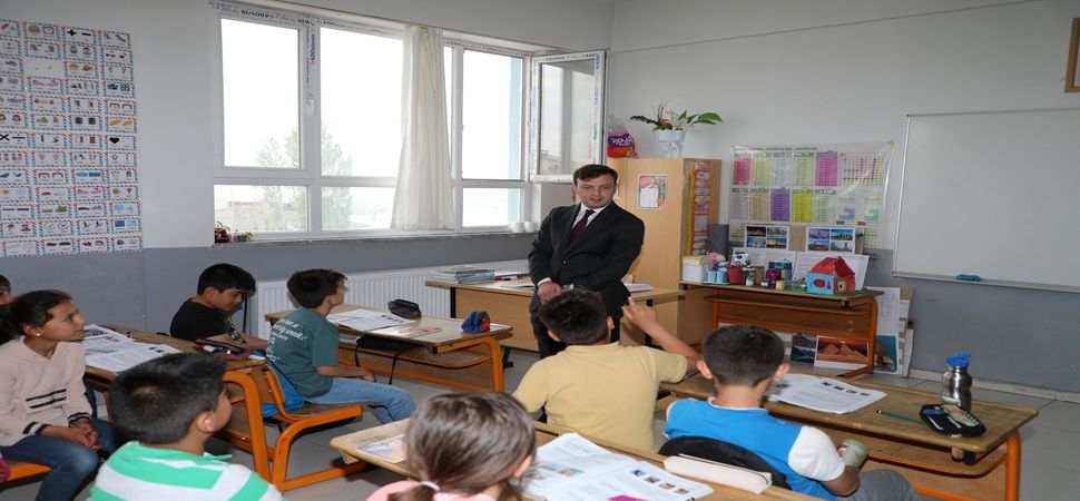Başkale Kaymakamı Erdoğan, okulları ziyaret etti