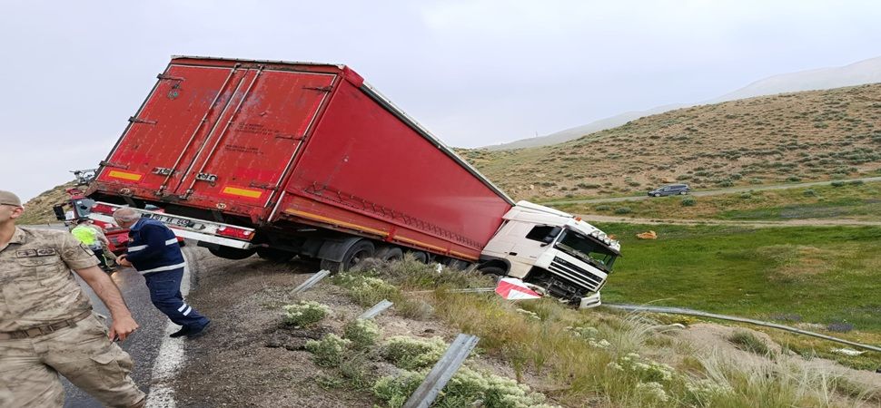 Başkale-Hakkari Yolunda TIR Kazası:1 Yaralı