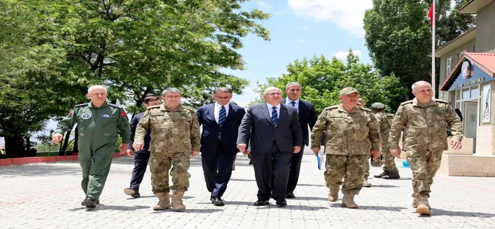 Bakan Güler İran Başkale Sınırında İncelemelerde bulundu