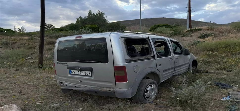 Başkale\'de Takla Atan Kamyonette Sürücü Yaralandı