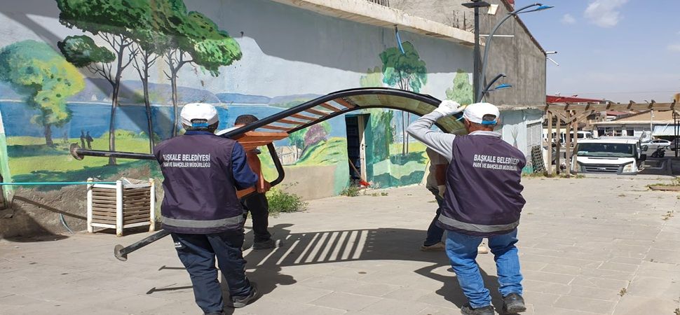 Başkale Kent Meydanında düzenleme çalışmaları