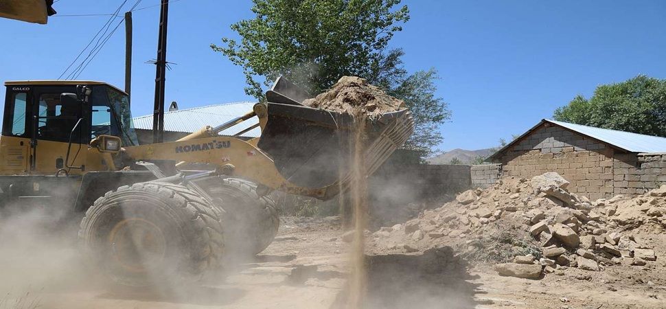 Başkale\'de metruk yapılar yıkılıyor