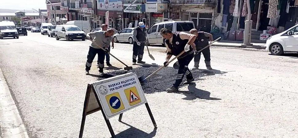 Başkale\'de bozuk yollar onarılıyor