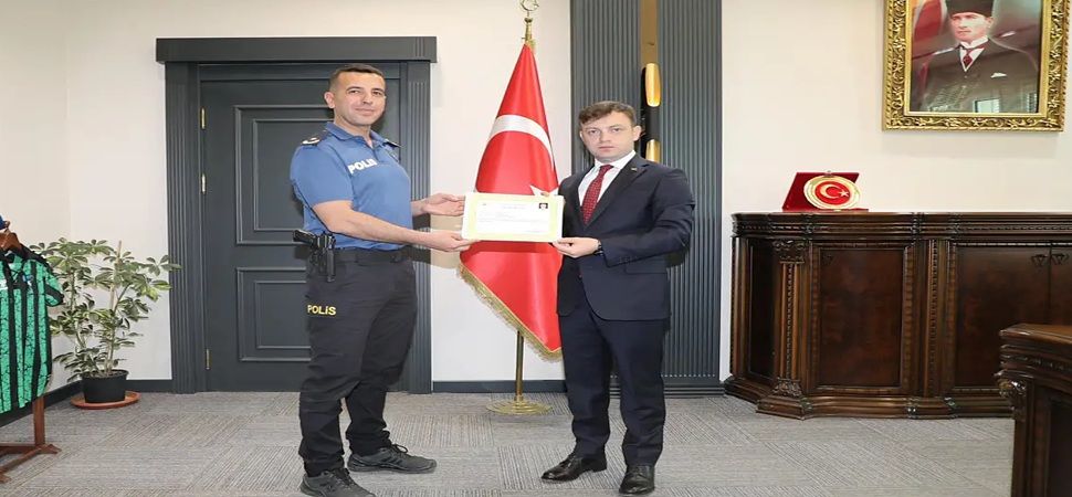 Kaymakam Erdoğan\'dan polis memurlarına başarı belgesi