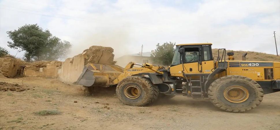 Başkale\'de Başkale Belediyesi metruk yapıları yıkıyor