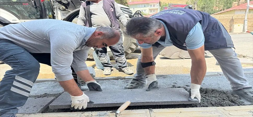 Başkale\'de kaldırımlarda bakım onarım çalışması