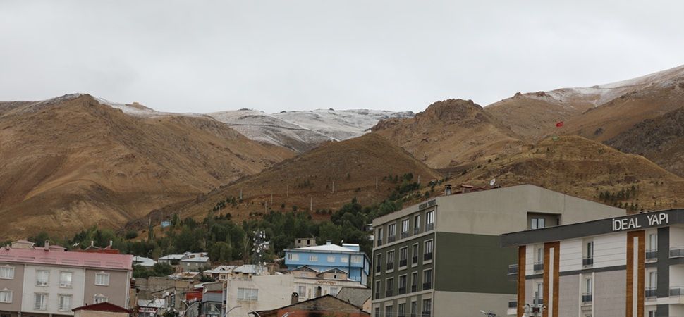 Başkale de Yüksek Kesimlere Kar Yağdı