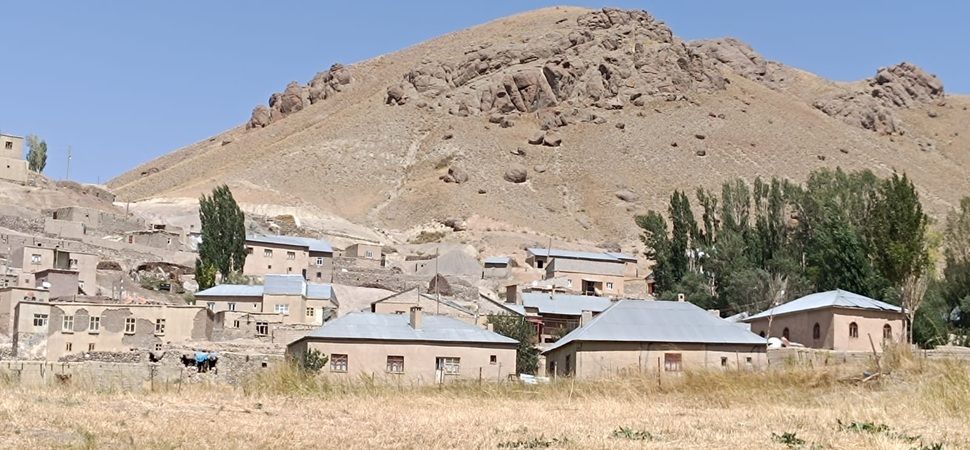 Başkale'de kaya parçaları tehlikesi yaşayan mahalleli Çözüm Bekliyor