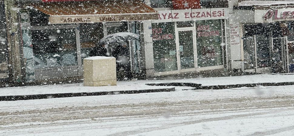 Başkale de kar yağışı etkili oldu