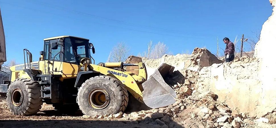 Başkale\'de metruk yapılar yıkılıyor