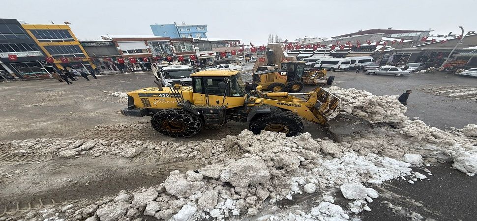 Başkale’de kar yığınları kamyonlarla ilçe dışına taşınıyor