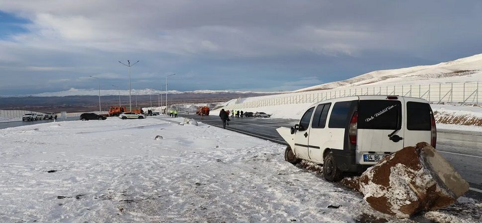 Van Başkale yolunda zincirleme kaza: 5 yaralı