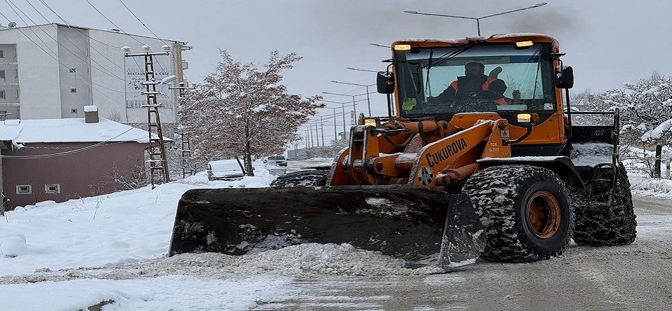 Başkale’de kar etkili oldu